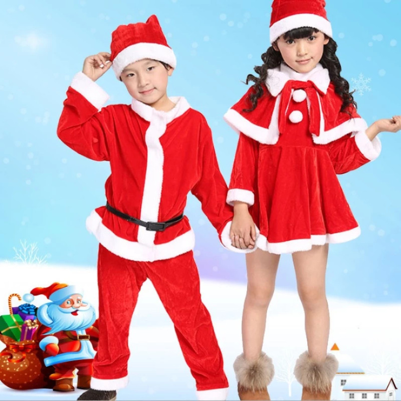 Bé hóa trang ông già Noel
