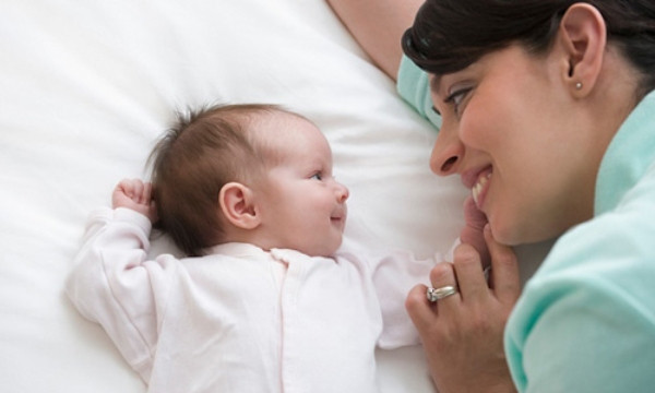 Bé không cần mặc quá nhiều áo khi ngủ cùng bố mẹ