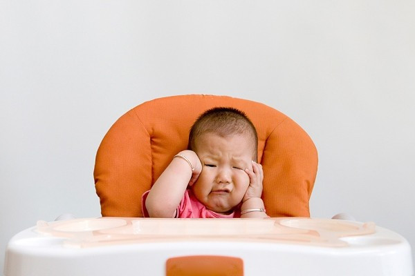 Bé tập nhai với sự hướng dẫn của mẹ