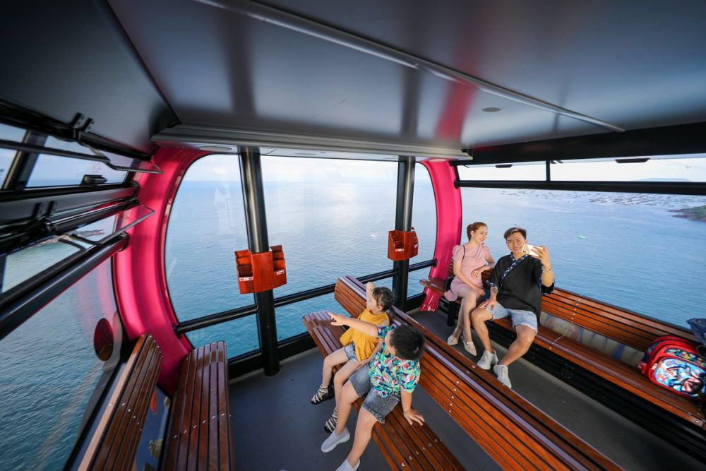 Bên trong cabin cáp treo Phú Quốc