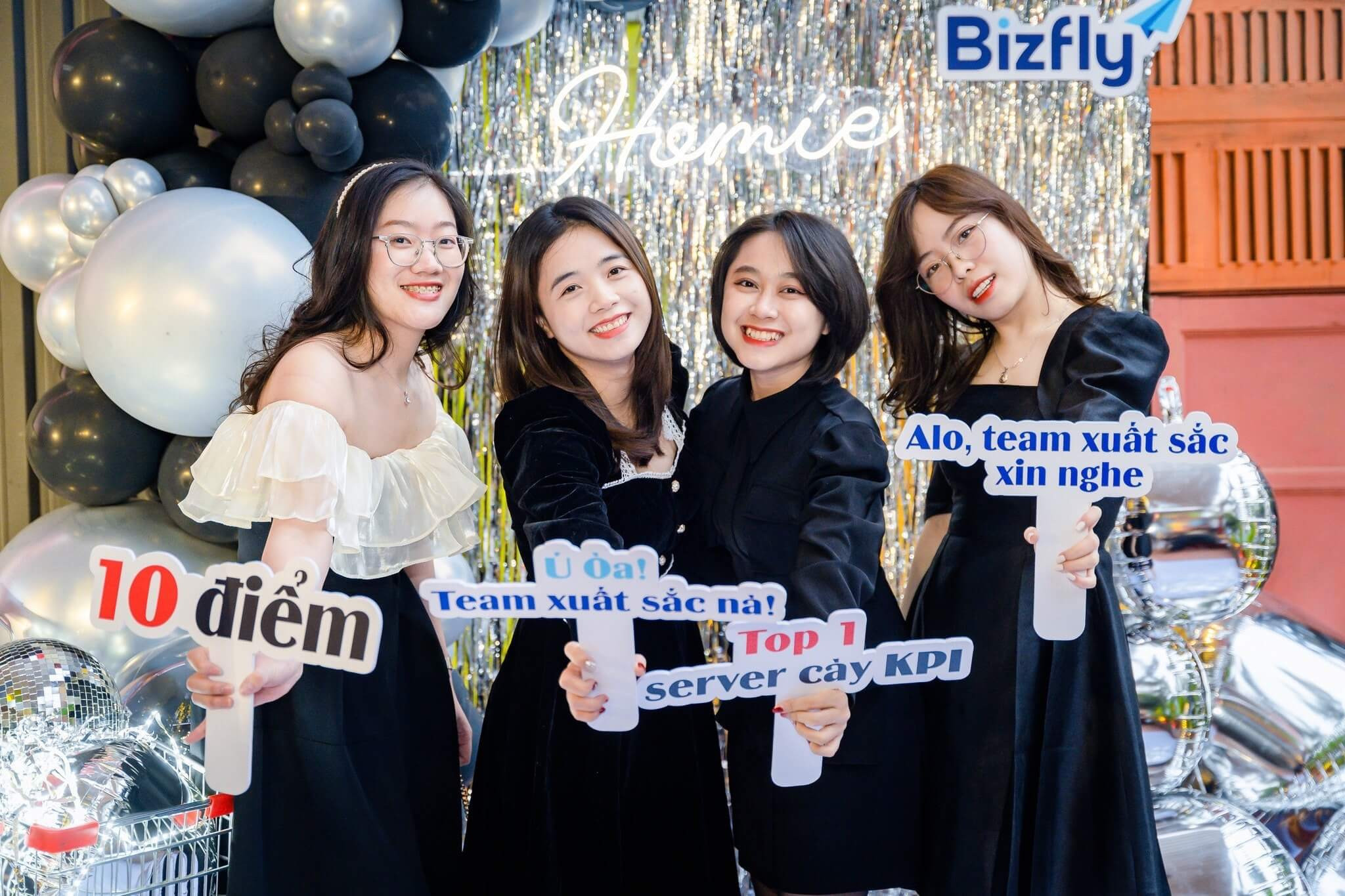 Biểu mẫu hashtag cảm tay chụp ảnh