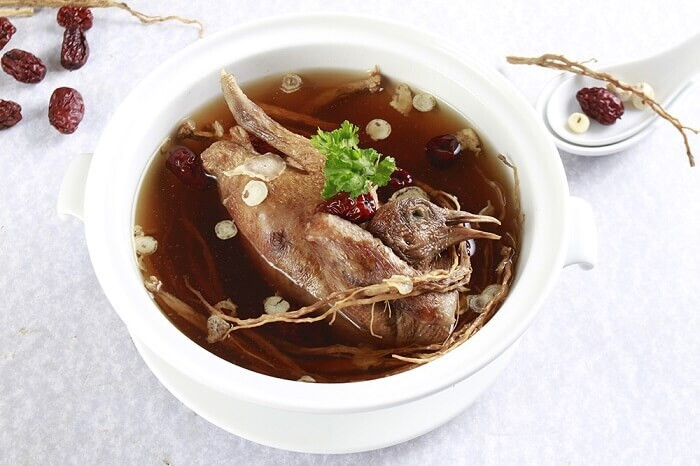 Bồ câu tiềm thảo mộc hạt sen