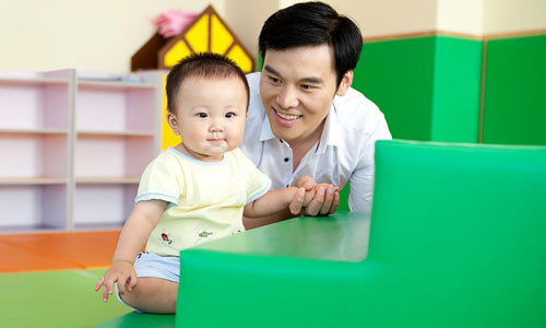 Bố con có thể cùng nhau chơi những trò có tính khám phá, thử thách