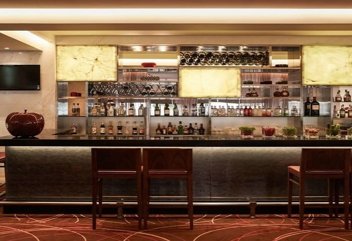 Bố trí đồ vật sao cho phù hợp kích thước quầy bar nhà hàng