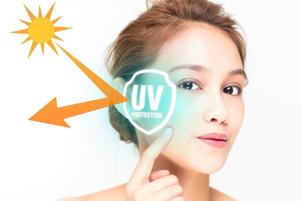 Bôi kem chống nắng để bảo vệ da khỏi tác động của môi trường