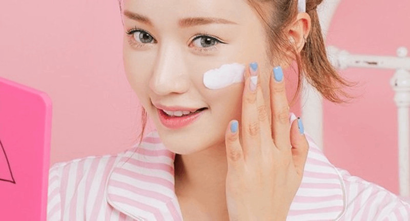 Bôi kem chống nắng để bảo vệ da khỏi tác hại từ tia UV