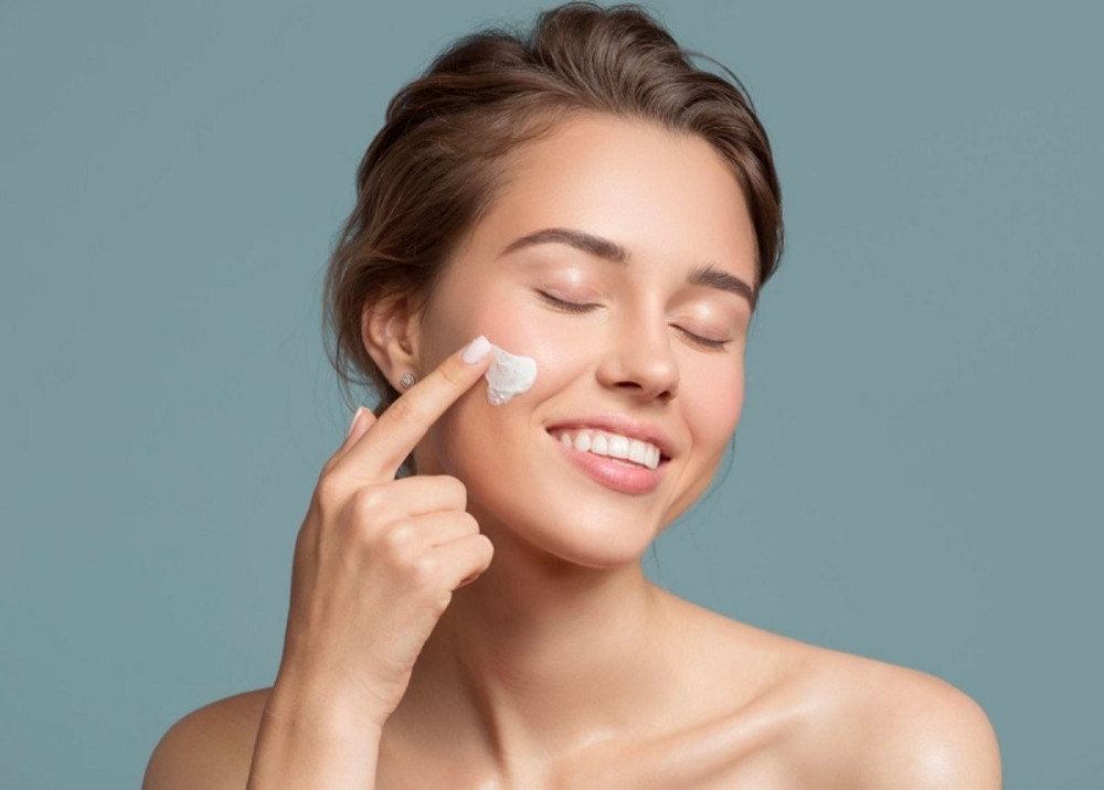 Bôi kem chống nắng và che chắn kỹ lưỡng để tránh da bị bắt nắng