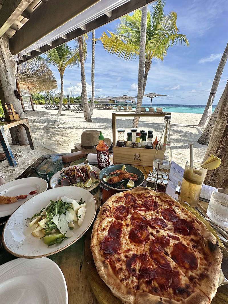 Bữa trưa tại Decanter – St. Regis Vommuli Maldives