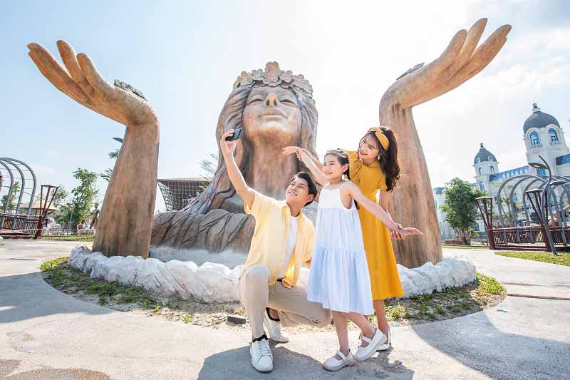 Bức tượng khổng lồ tại Urban Park - Grand World Phú Quốc