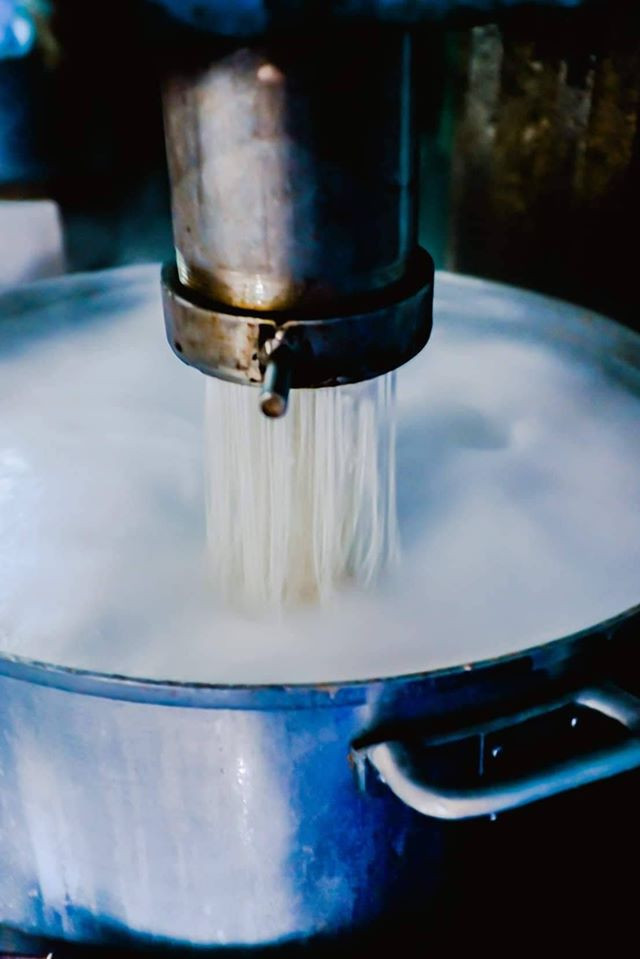 Bún được làm ngay trong quán