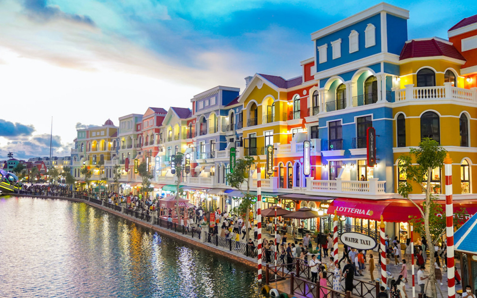 Các căn shophouse bên trong Grand World