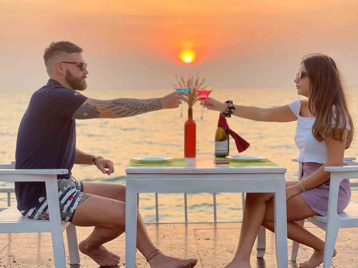 Các cặp đôi cùng ngắm hoàng hôn tại Tiki Beach Bar Phú Quốc