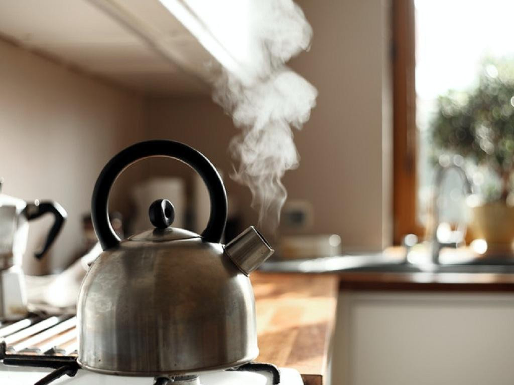 Các mẹ nên đun nước uống trong ngày
