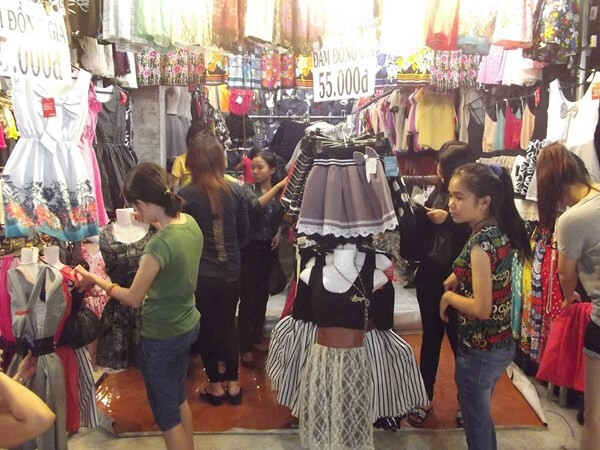 cac-shop-quan-ao-o-cho-hanh-thong-tay