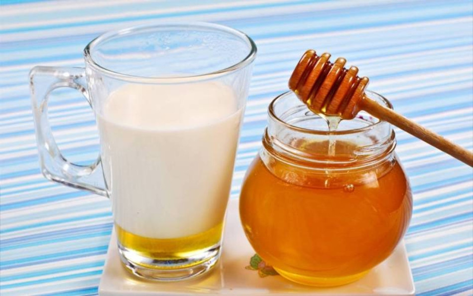 Cách dưỡng tóc xoăn tự nhiên bằng mật ong và sữa