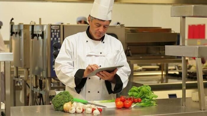 Cách giữ chân bếp trưởng giỏi cho nhà hàng