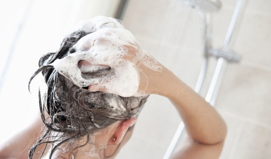 Cách gội đầu cho tóc ép