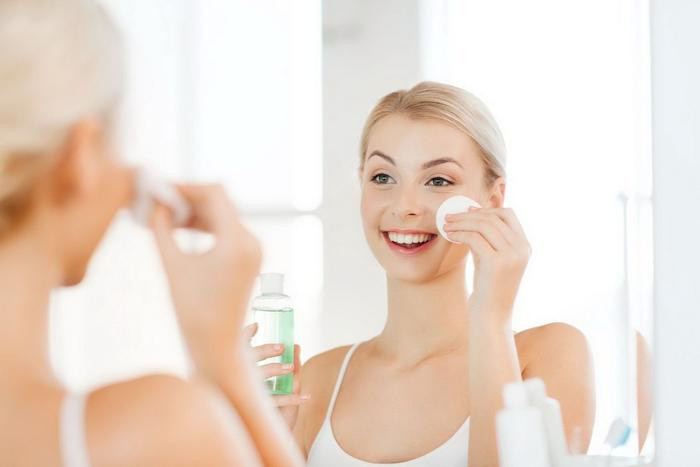 Cân bằng độ pH và làm sạch làn da với nước muối
