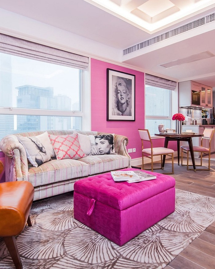 Căn Monroe Suite với tông hồng trắng nổi bật.