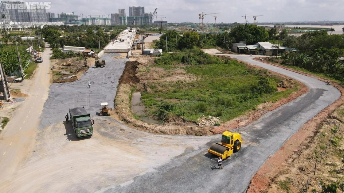Cảnh thi công cầu Long Đại trên công trường