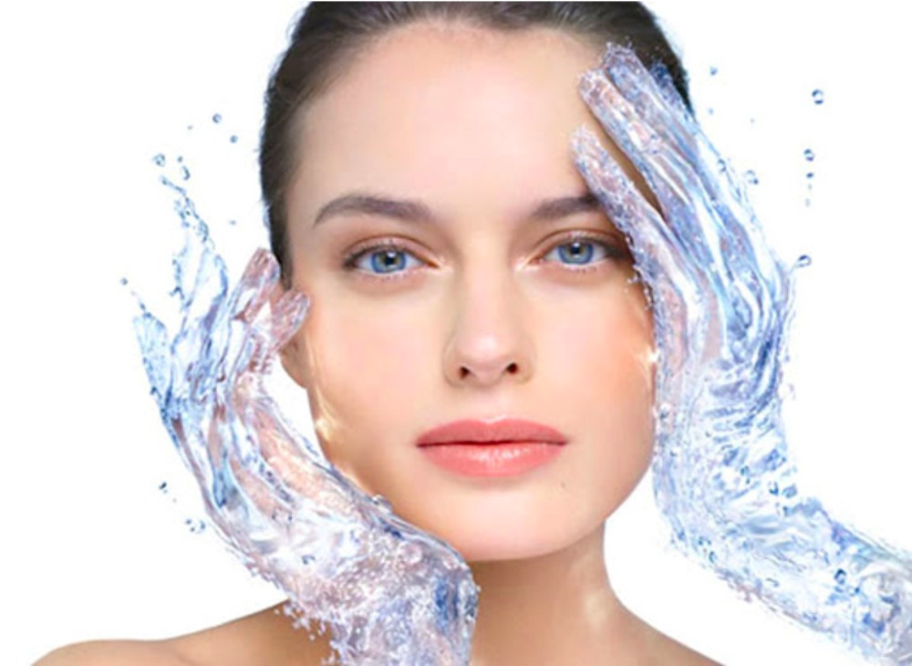 Cấp ẩm cho da mặt bị mụn ẩn rất quan trọng giúp duy trì độ ẩm cần thiết cho da