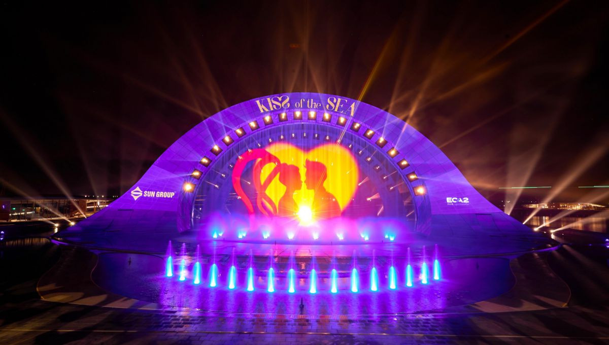 Cặp đôi chính chia sẻ nụ hôn đầu tiên tại Kiss Bridge