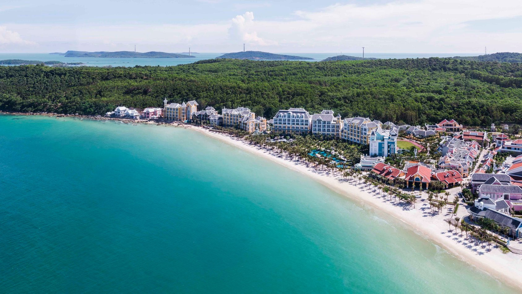 Cát vàng, biển xanh trong vắt, hoàng hôn hoặc bình minh, cùng kiến trúc độc đáo của JW Marriott Phú Quốc tạo nên những kiệt tác nơi đây