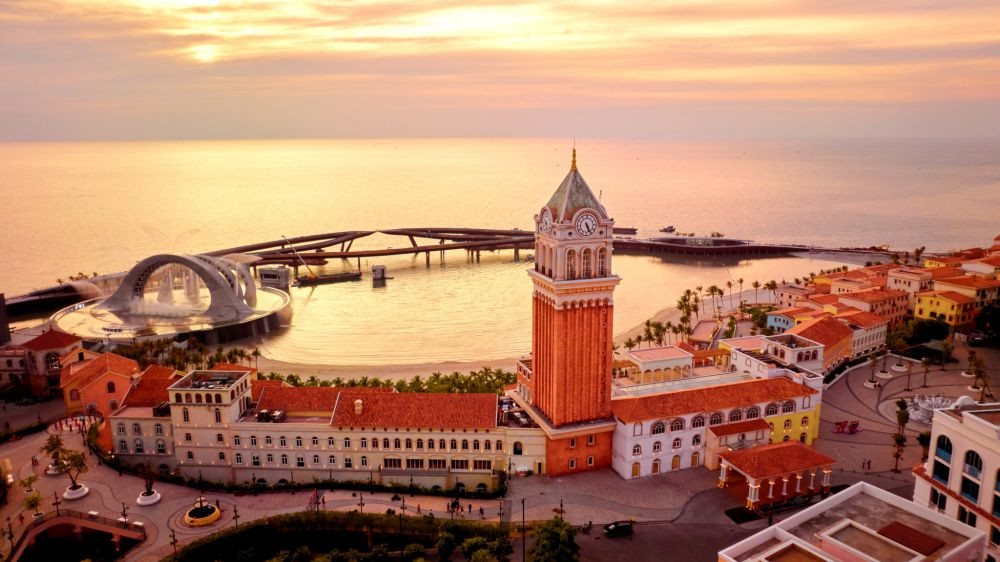 Cầu Hôn Phú Quốc ôm trọn bờ biển của Thị trấn Hoàng Hôn (Sunset Town)