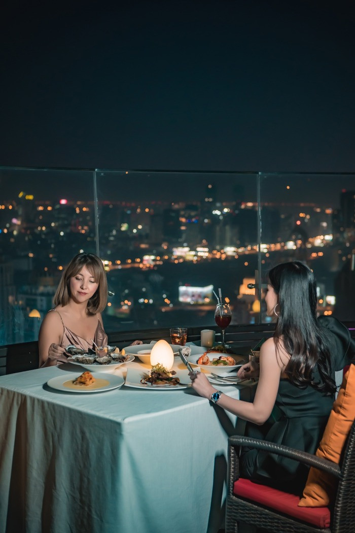 Centara Grand at CentralWorld Bangkok – Khu vực nhà hàng với tầm nhìn bao quát