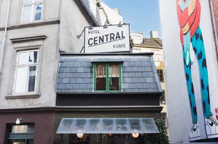 Central &amp; Cafe (Đan Mạch) là khách sạn nằm phía trên một quán cà phê ở thủ đô Copenhagen.