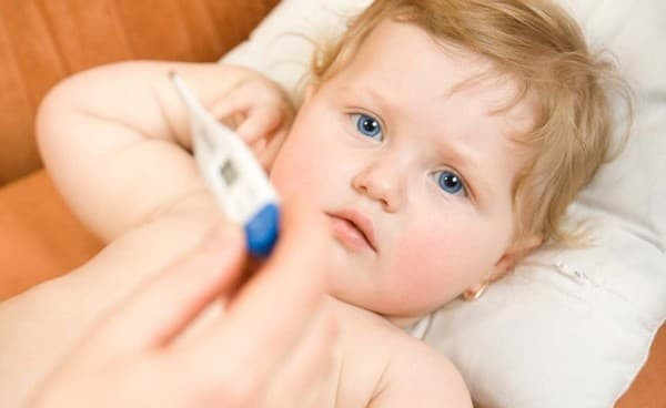 Cha mẹ hạ sốt cho con bằng cách uống thuốc hạ sốt