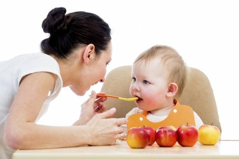 Cha mẹ nên khuyến khích trẻ tham gia vào bữa ăn