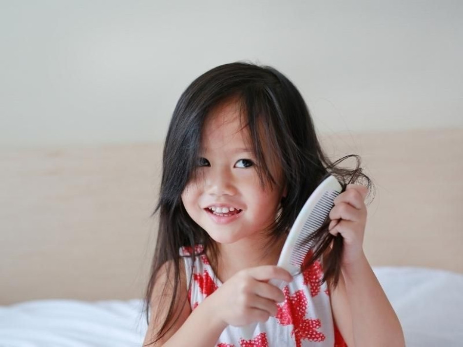 Chải đầu cho bé gái bằng lược mềm