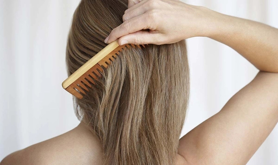 Chải tóc bằng lược thưa