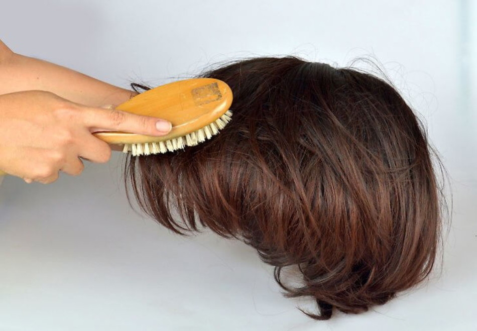 Chải tóc giả một cách nhẹ nhàng