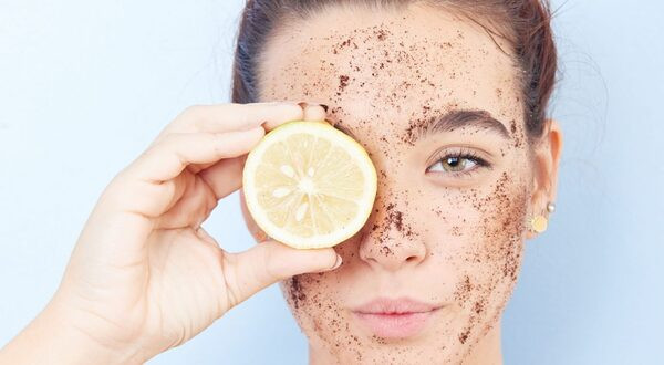 Chăm sóc da mụn bằng cách tẩy tế bào chết