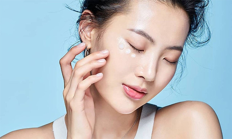 Chăm sóc da vùng xung quanh mắt là điều vô cùng cần thiết