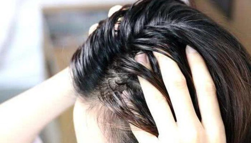 Chăm sóc tóc bằng dầu dừa có bị bết tóc không?