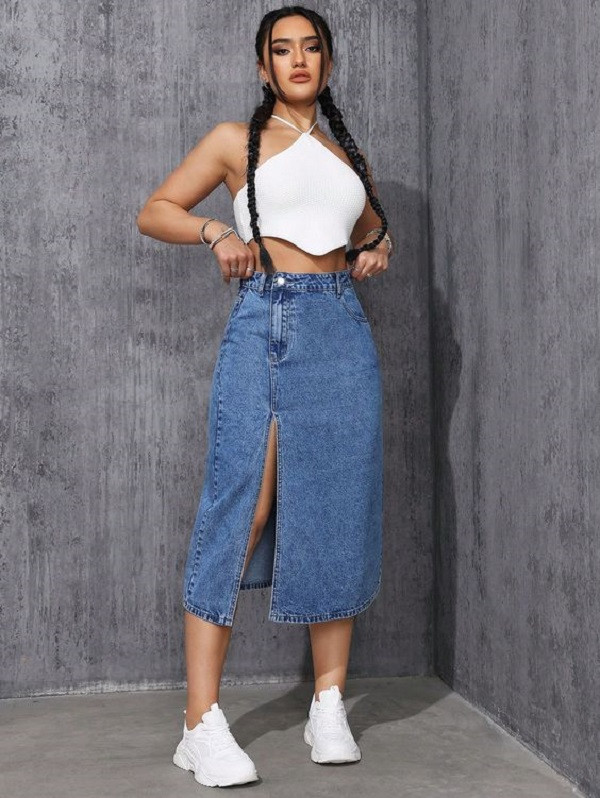 Chân jean xẻ tà với giày sneaker năng động