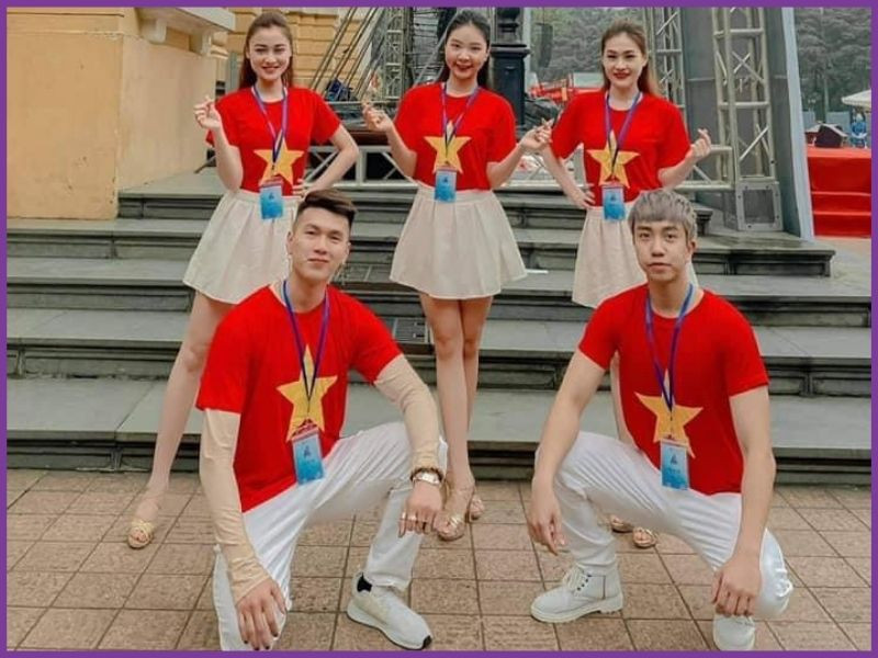 Chân váy tennis và áo cờ đỏ sao vàng