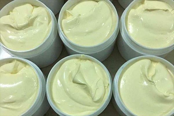 Chất kem có màu không tự nhiên