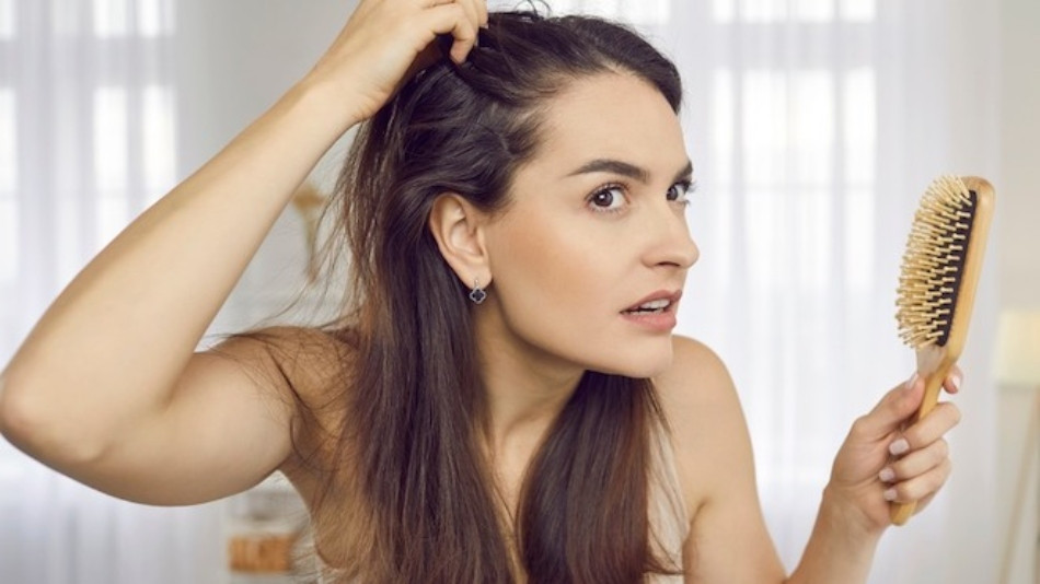 Chế độ ăn uống không lành mạnh khiến tóc yếu