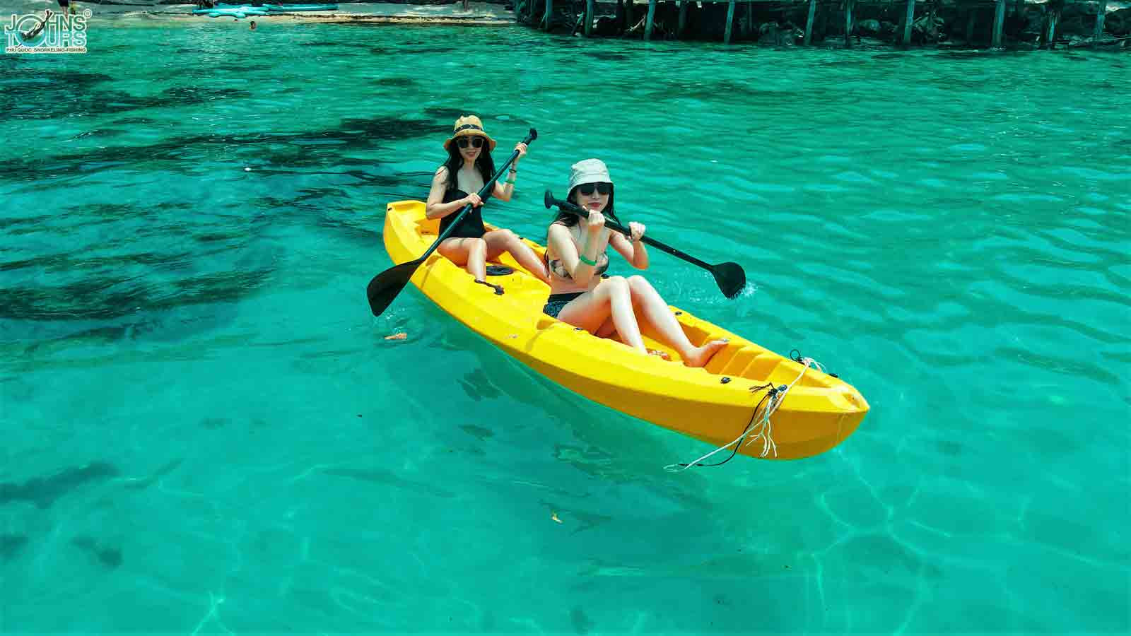 Chèo Kayak tại Hòn Mây Rút Trong.