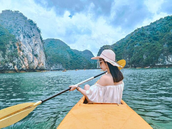 Chèo thuyền trên vịnh Lan Hạ