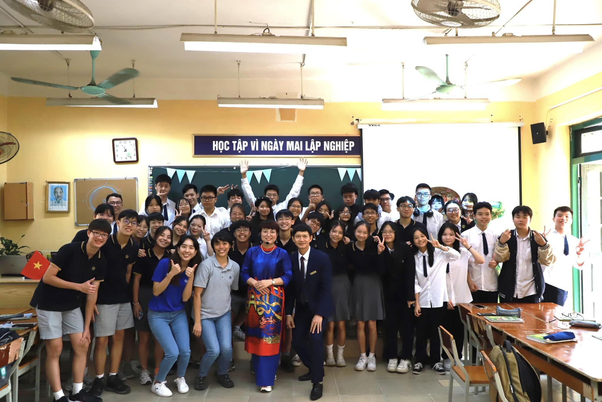 Chi phí cũng là yếu tố ảnh hưởng rất nhiều đến việc lựa chọn trường cấp 3 cho con