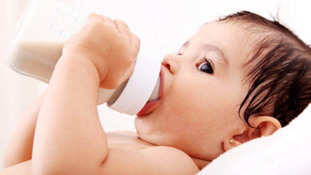 Cho bé bú sữa công thức ngay lần đầu tiên