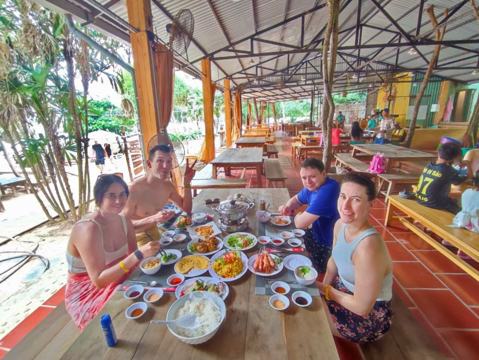 Chỗ ngồi thoải mái và rộng rãi hơn cũng là một điểm cộng của Tour Luxury