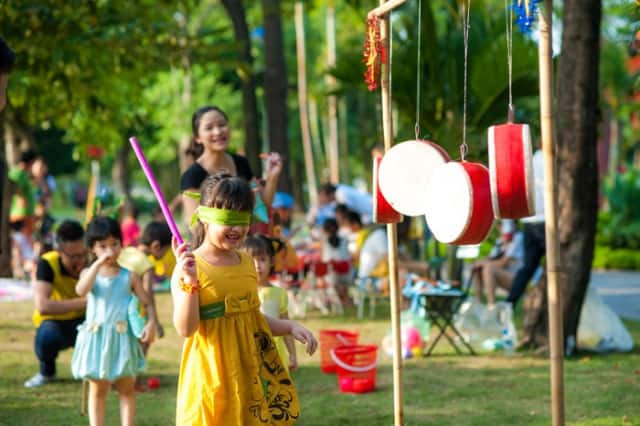 Chơi các trò chơi dân gian
