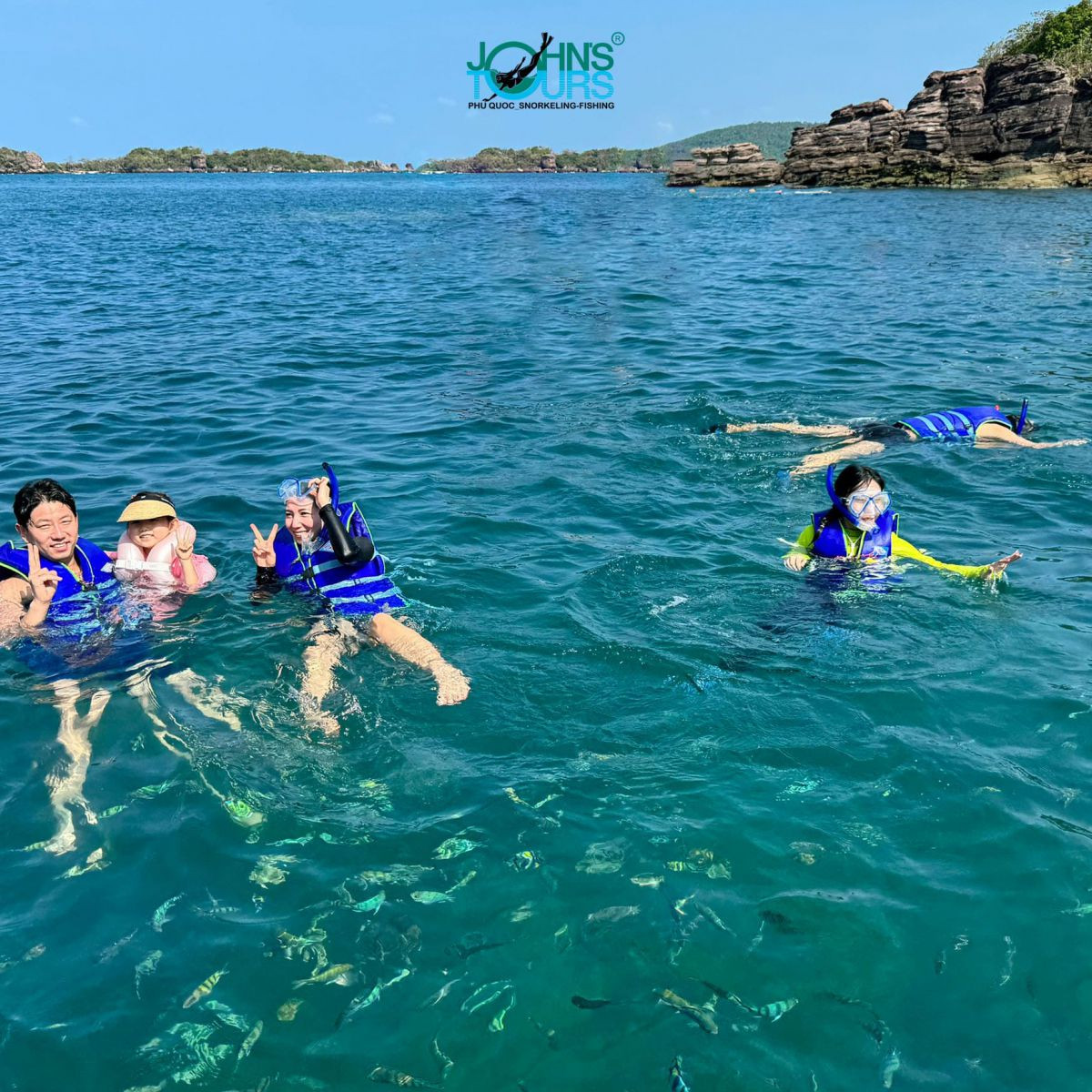Chơi đùa cùng đàn cá trong làn nước mát rượi