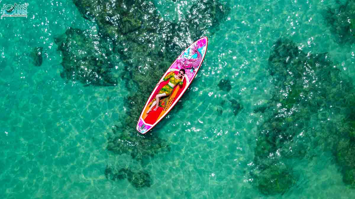 Chơi phao tại Hòn Mây Rút Trong, nhìn từ flycam trên cao.